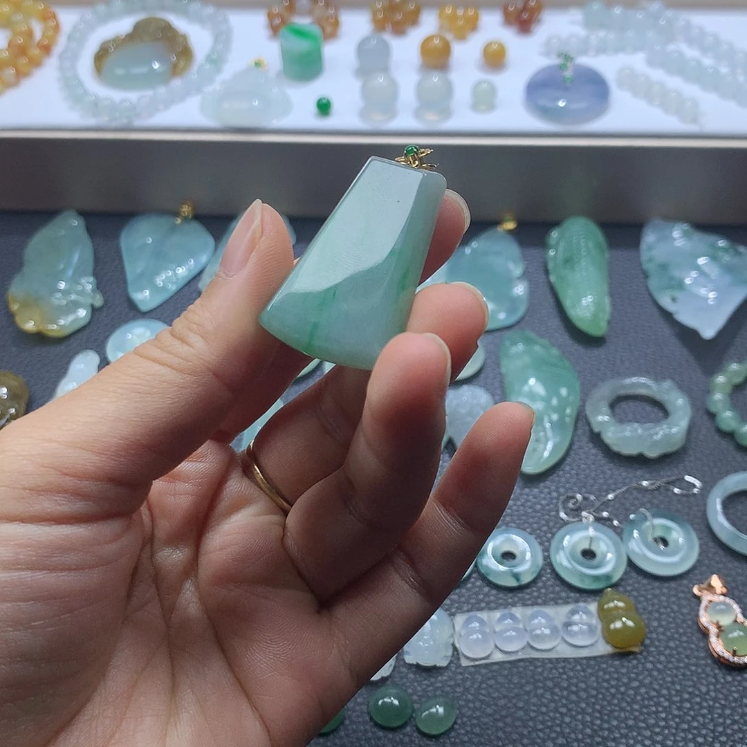 翡翠未镶嵌颈饰无事牌