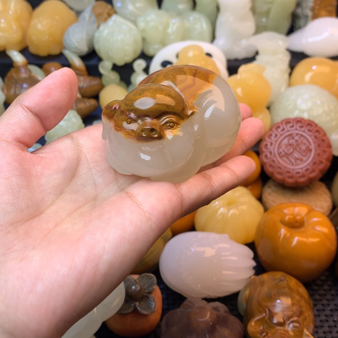 旺***奶五彩石手把件黄皮小猪
