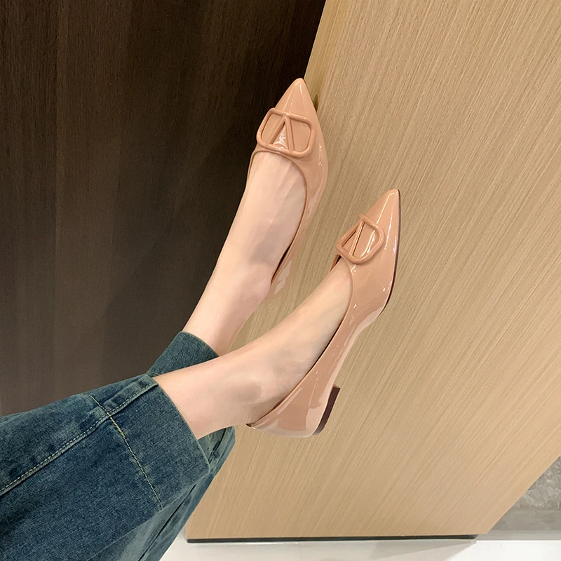 裸色平底鞋女2025夏秋新款气质尖头金属 V扣漆皮浅口名媛风单鞋女