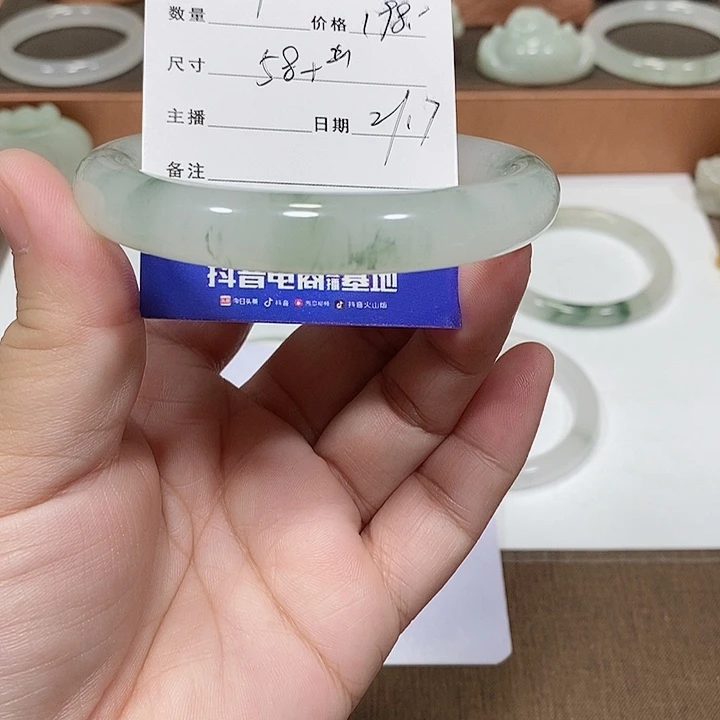 石英质玉手镯未镶嵌{****)