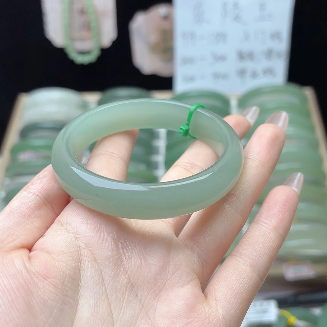 石英质玉手镯未镶嵌56