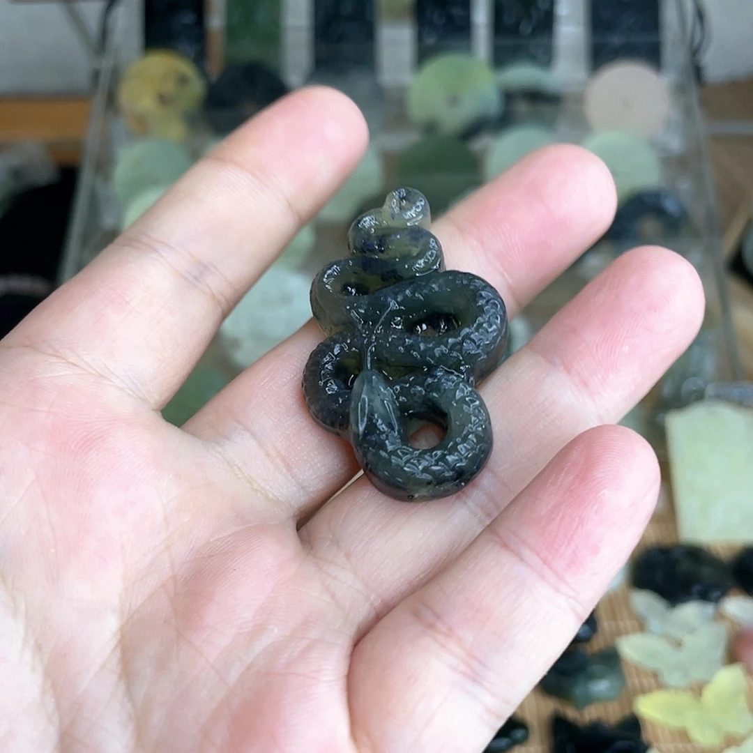 岫玉未镶嵌颈饰微瑕
