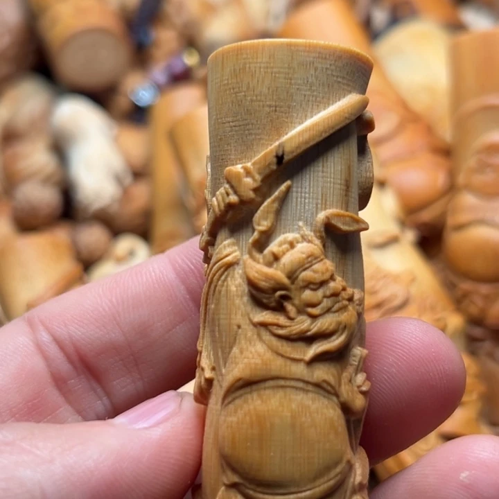 工***琛实心竹雕刻手把件