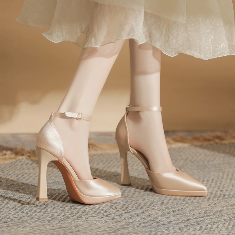 高跟鞋女尖头防水台时装凉鞋夏季新款粗跟仙女风一字带中空凉鞋女