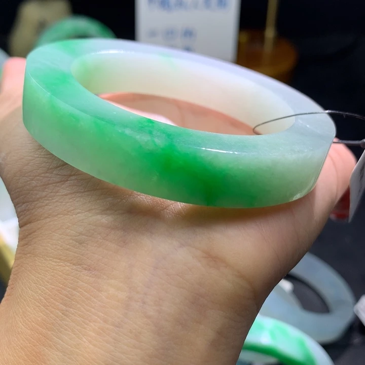 未镶嵌翡翠手镯定制翡翠