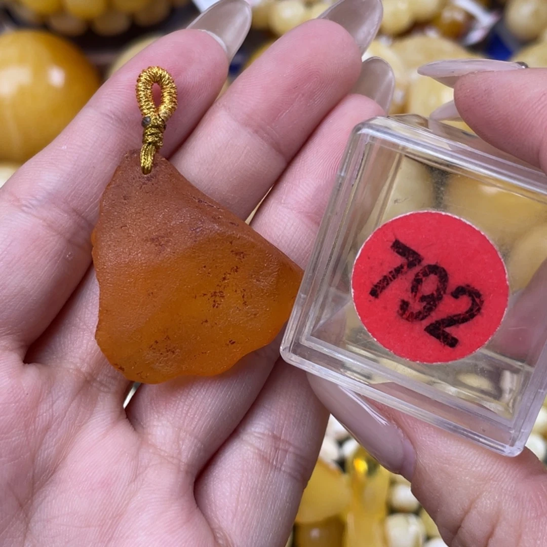 蜜蜡未镶嵌珠宝奇石