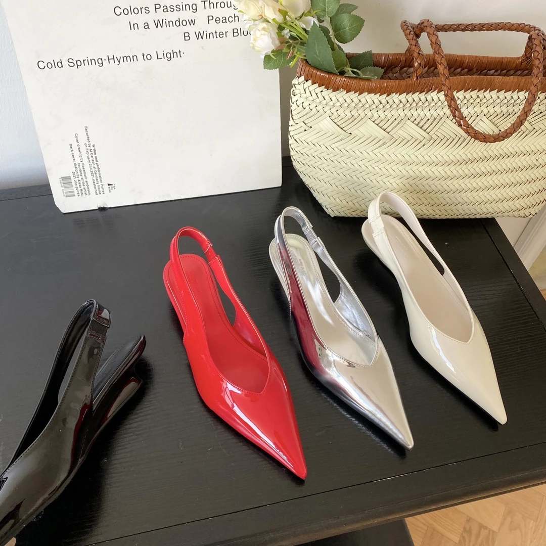 新款低跟包头凉鞋女夏ins潮一字扣带后空百搭欧洲站尖头高跟鞋