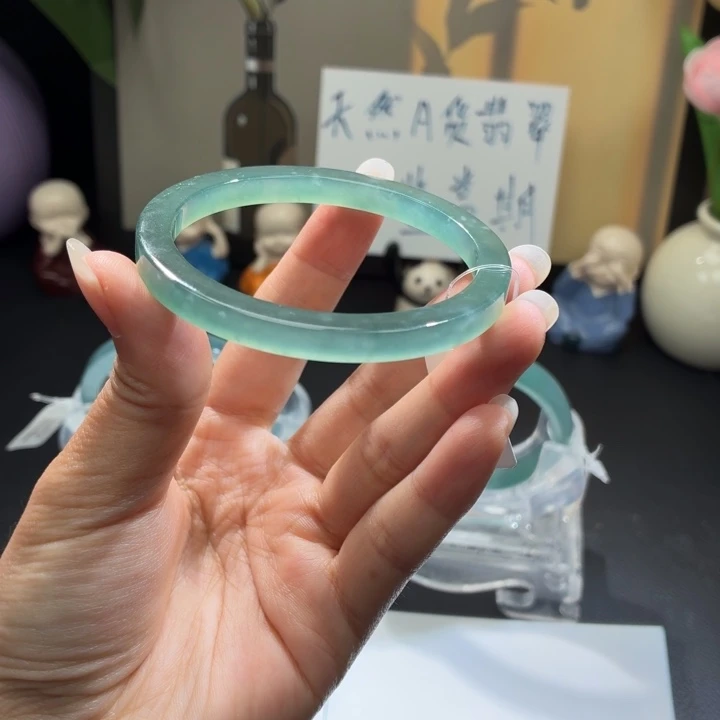 翡翠未镶嵌手镯冰透蓝绿