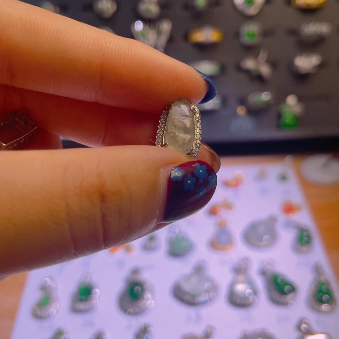 翡翠未镶嵌颈饰潘多拉