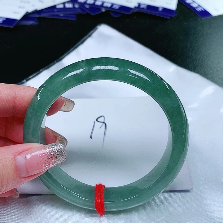 翡翠手镯未镶嵌翡翠手镯未镶嵌