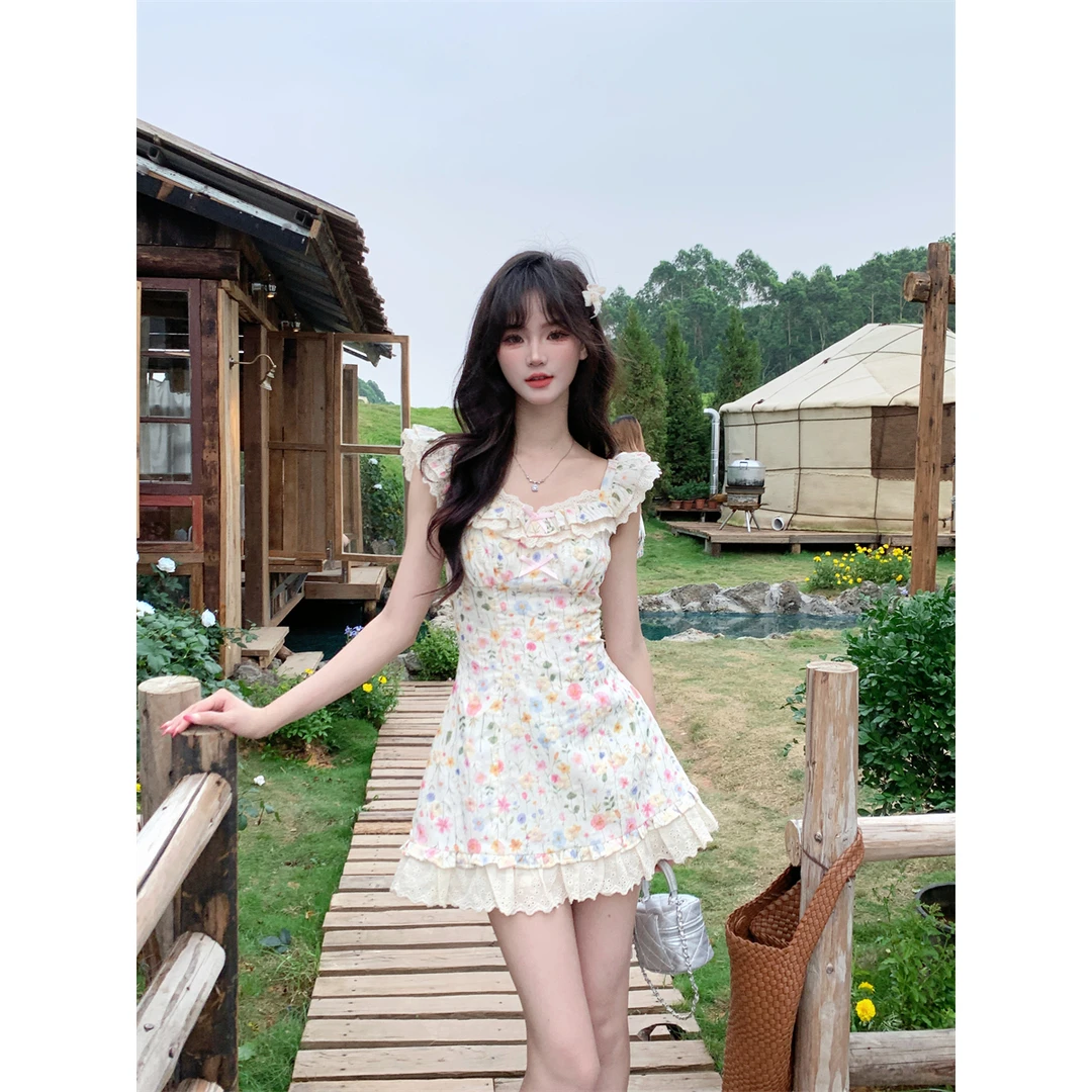 越韩小鱼 春野森会 方领刺绣碎花连衣裙蕾丝拼接收腰显瘦A字短裙
