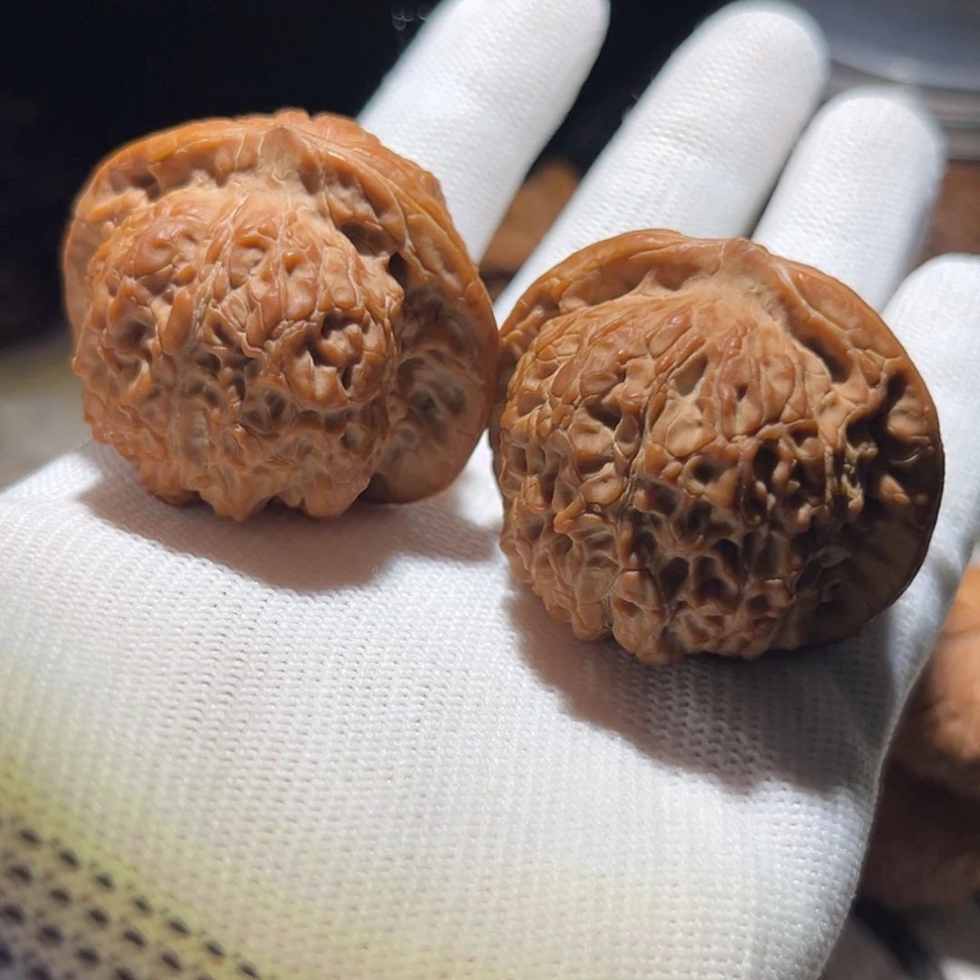 小***强把件桃核a42。  血麒麟