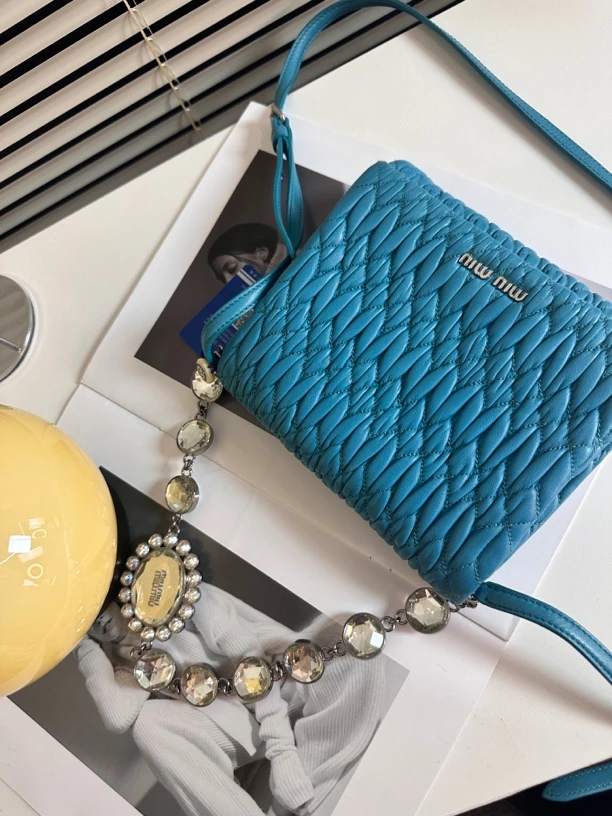 95新 MIU MIU/缪缪 蓝色宝石链手拎包时尚设计简约百搭单肩包
