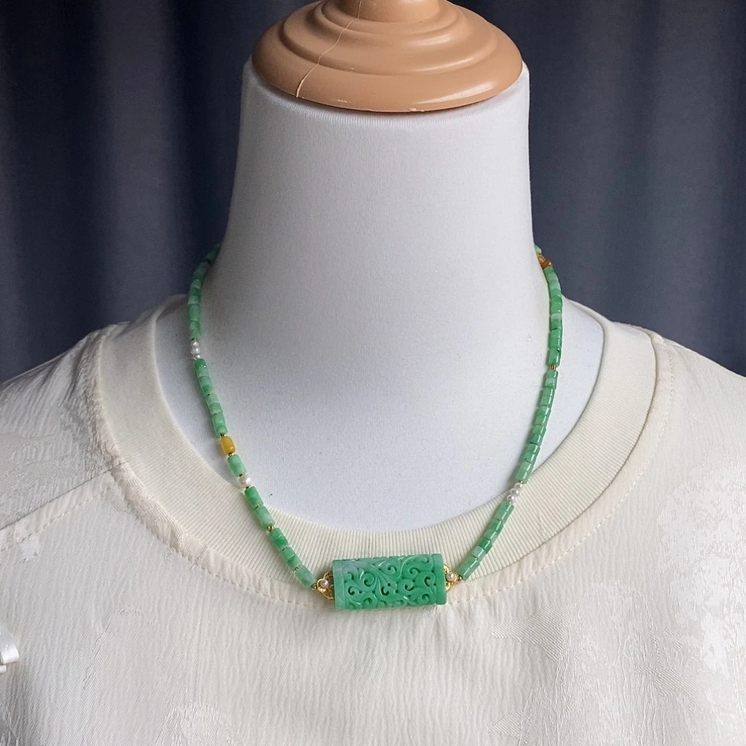 翡翠未镶嵌吊坠(赠链)