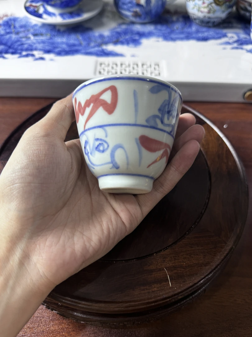 青花釉里红手绘刀子纹主人杯