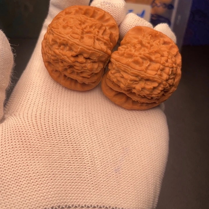 文玩核桃吊坠白狮子