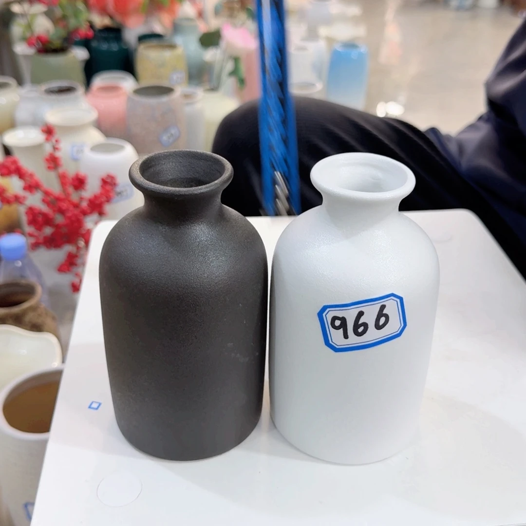 966号一对小花瓶高14厘米微瑕