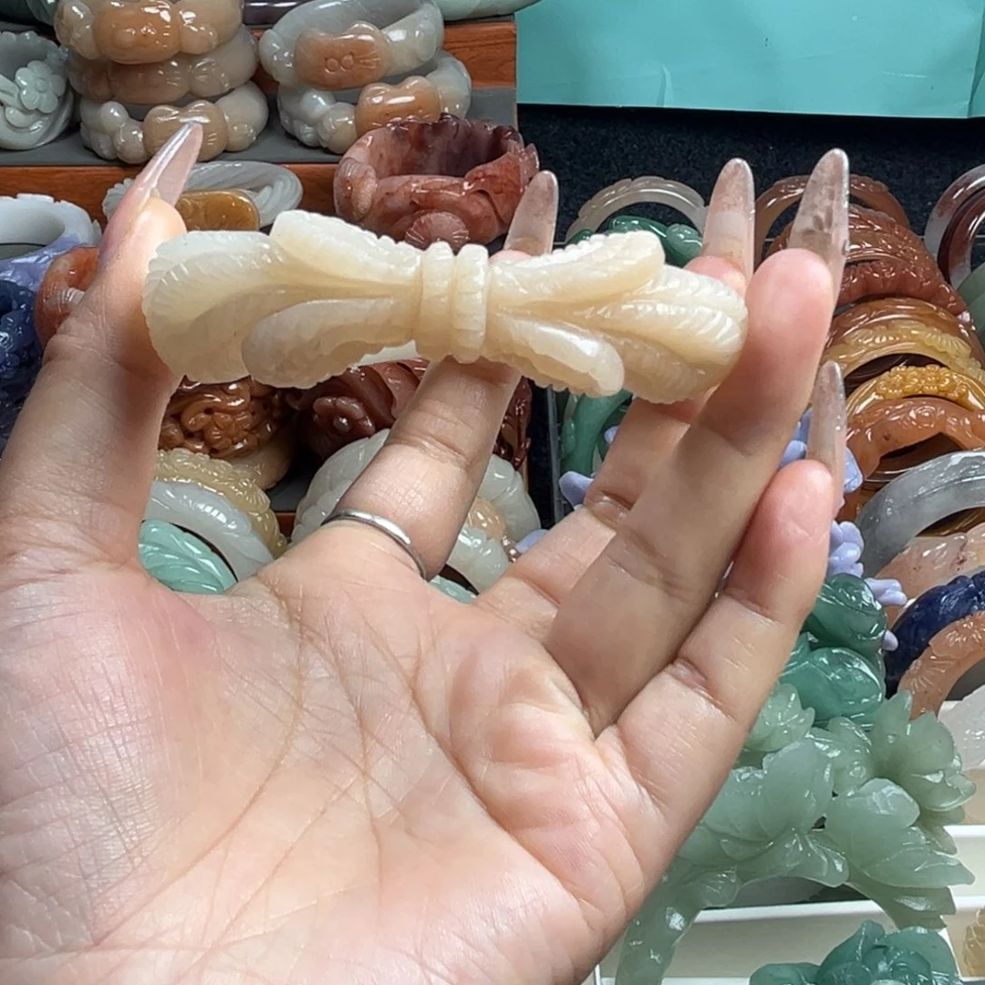 石英质玉未镶嵌雕花手镯