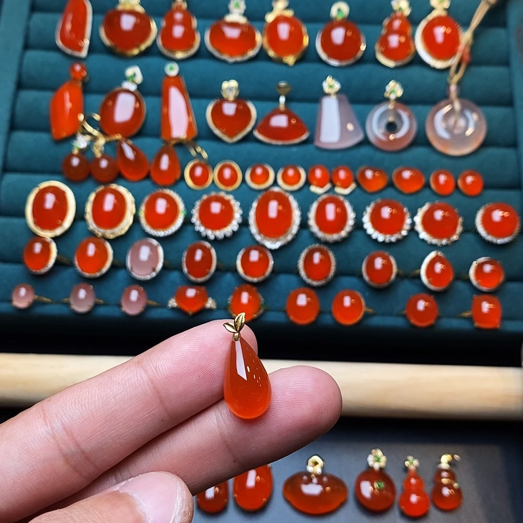 颈饰18K金镶嵌南红玛瑙