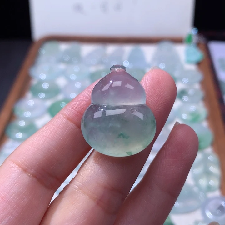 颈饰未镶嵌翡翠冰种飘花大葫芦