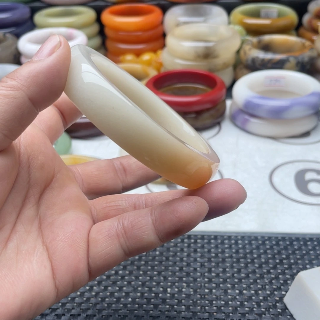 石英质玉未镶嵌手镯鼻**圆