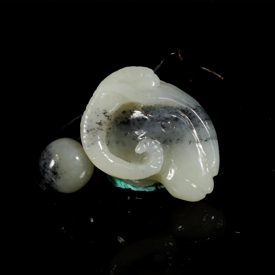 LOT.021和田玉巧雕羊首吊坠/X2931