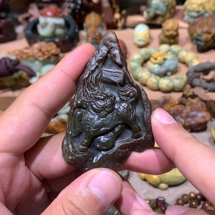 未镶嵌岫岩河磨玉（透闪石质玉）挂件