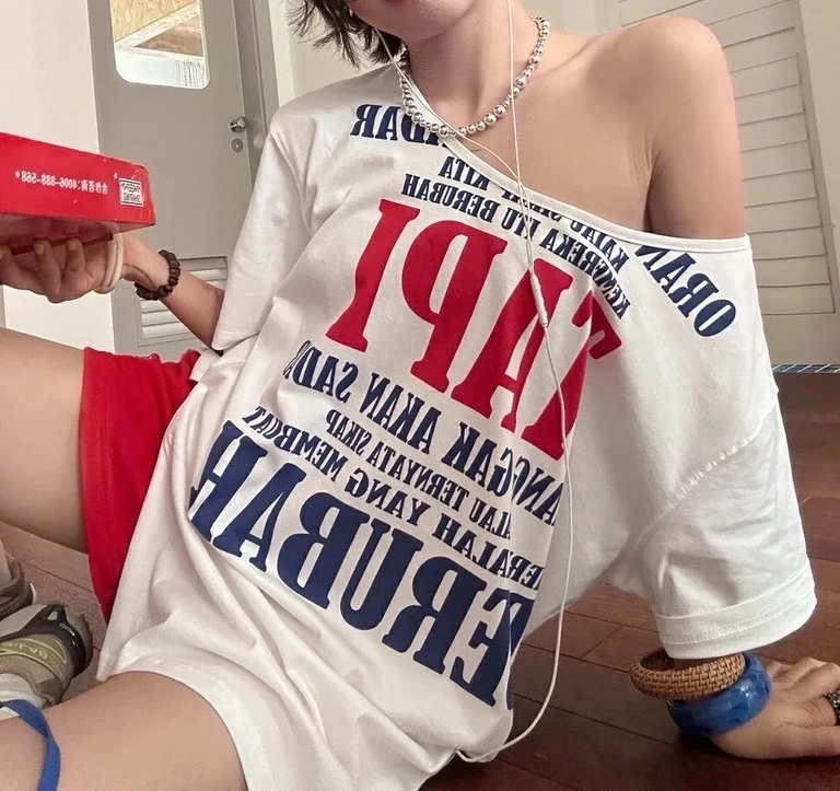 【运补6-8米】美式彩色字母彩拔印花一字肩斜肩上衣宽松短袖T恤