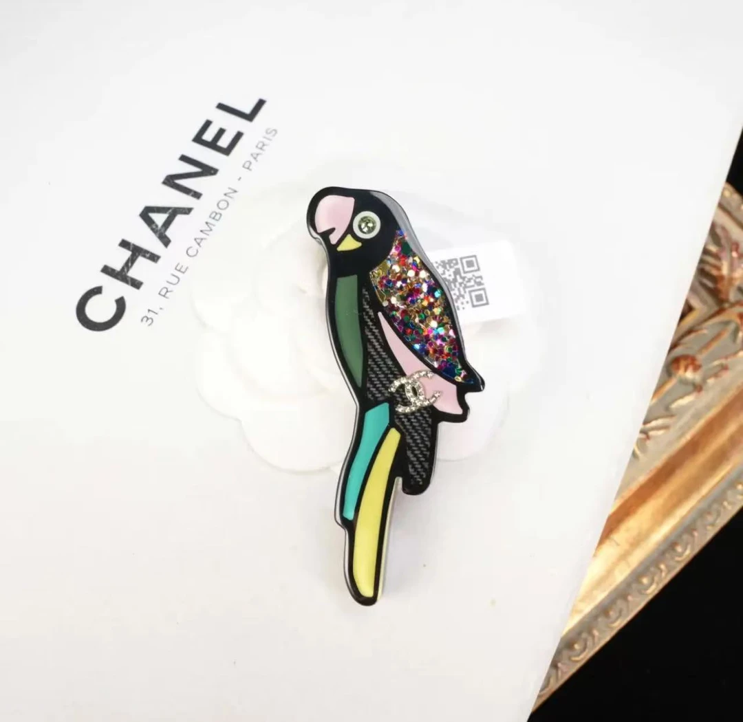 95新 Chanel/香奈儿 代卖服务！亚克力鹦鹉胸针 18406524 nn