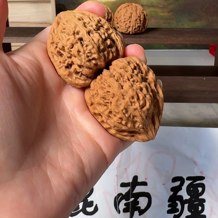 吊坠桃核39。高42。粉皮高三角