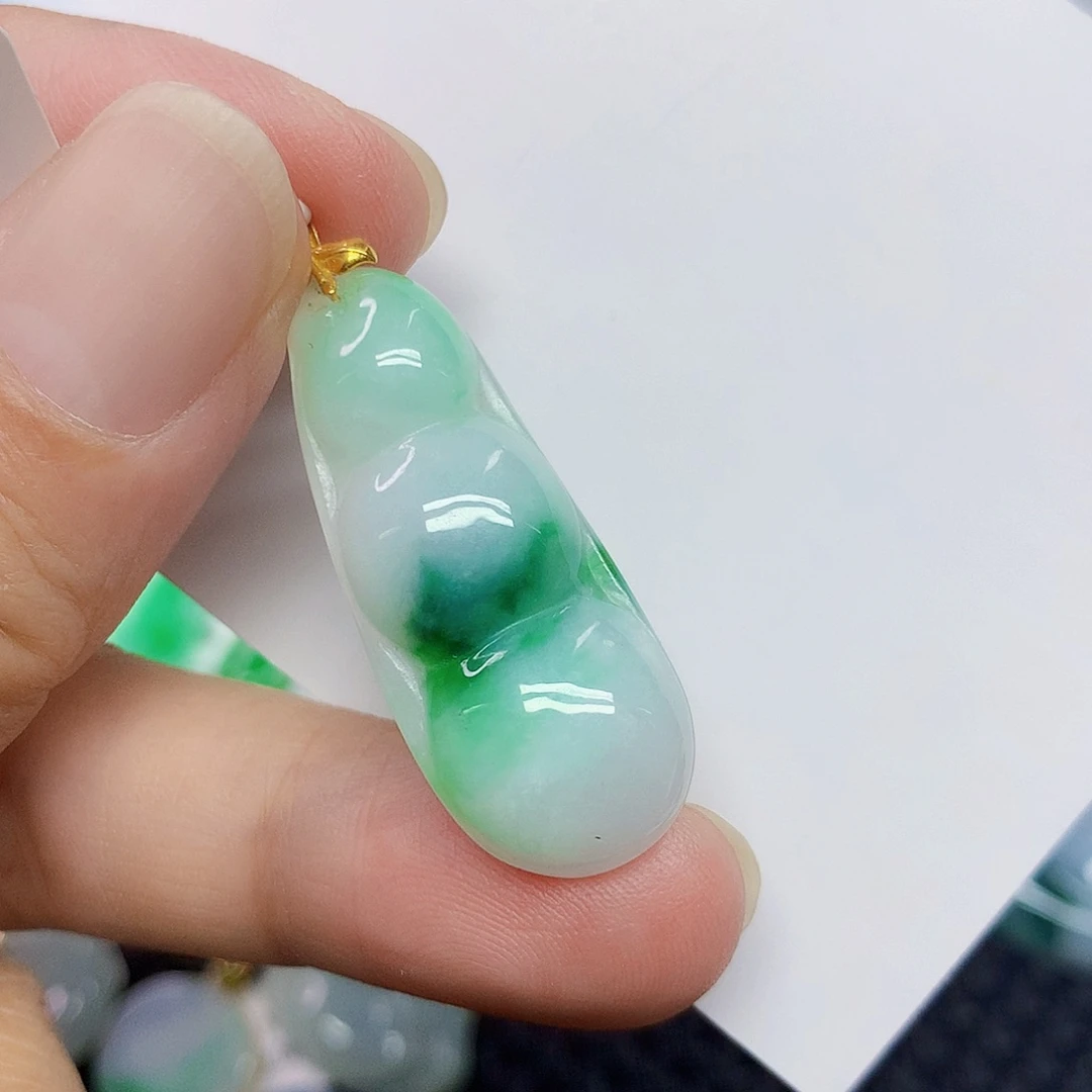 翡翠18K金镶嵌颈饰豆子