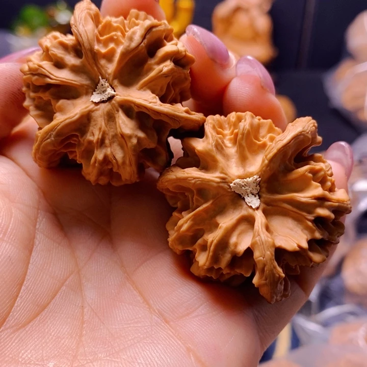 ****l文玩核桃把件盘山三棱