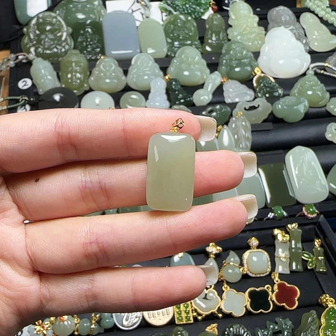 颈饰18K金镶嵌和田玉