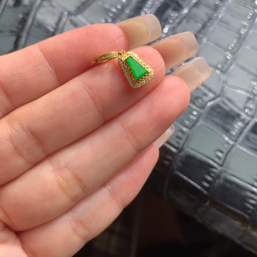 傲***女翡翠18K金镶嵌颈饰翡翠