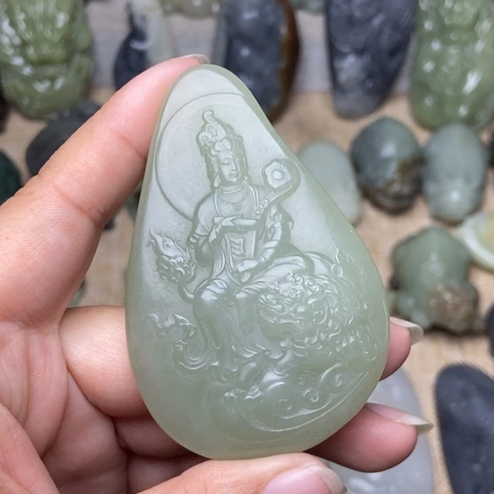 阿***薇和田玉未镶嵌颈饰