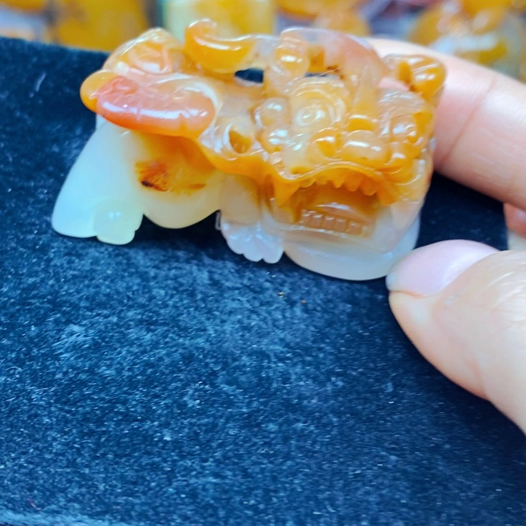 未镶嵌石英质玉（黄龙玉）颈饰