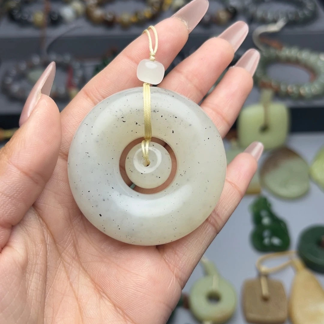 不***美和田玉未镶嵌颈饰