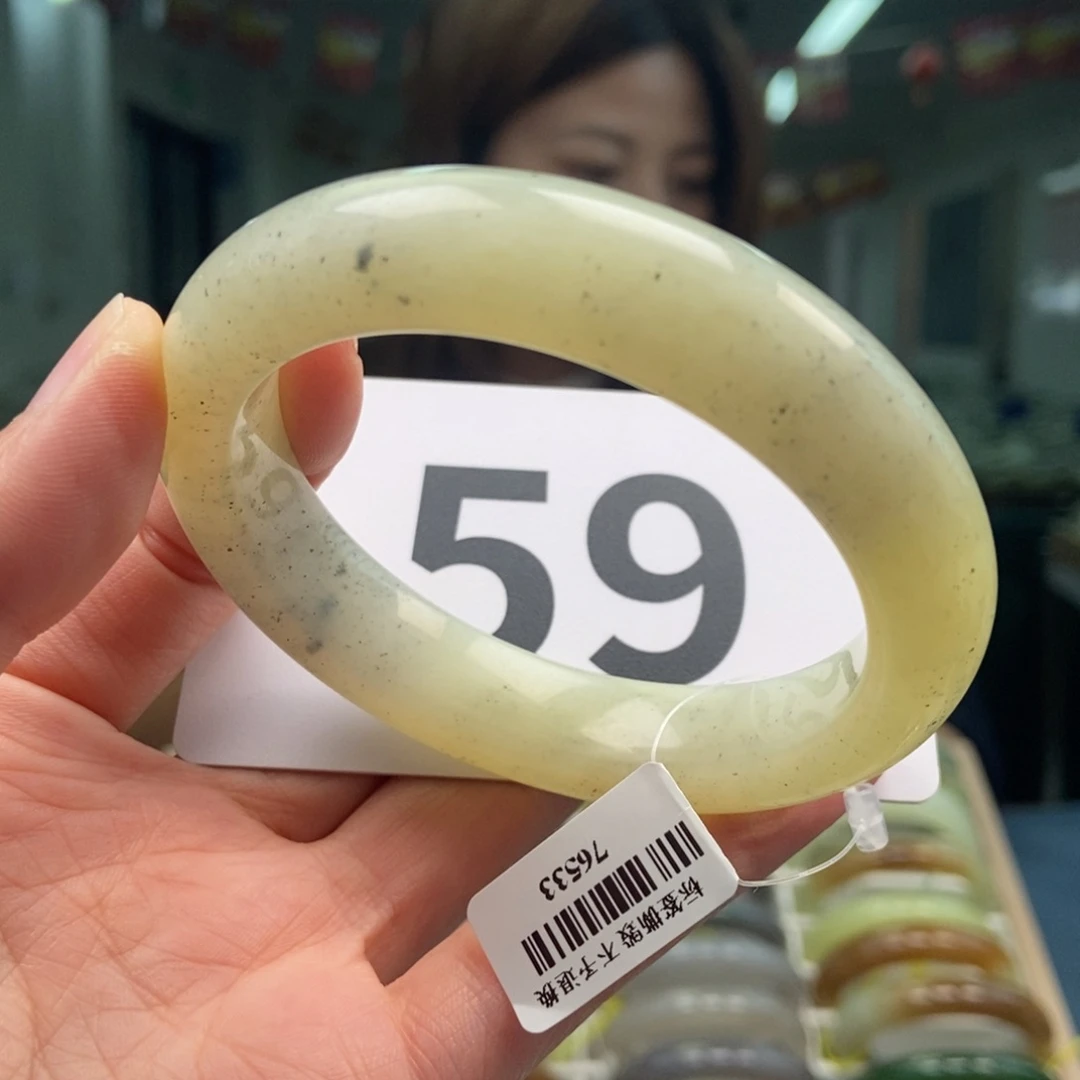 和田玉手镯未镶嵌纹裂