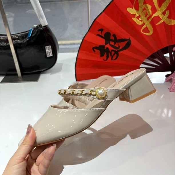 链子包头一脚蹬中跟尖头时装凉鞋时尚平底休闲方头