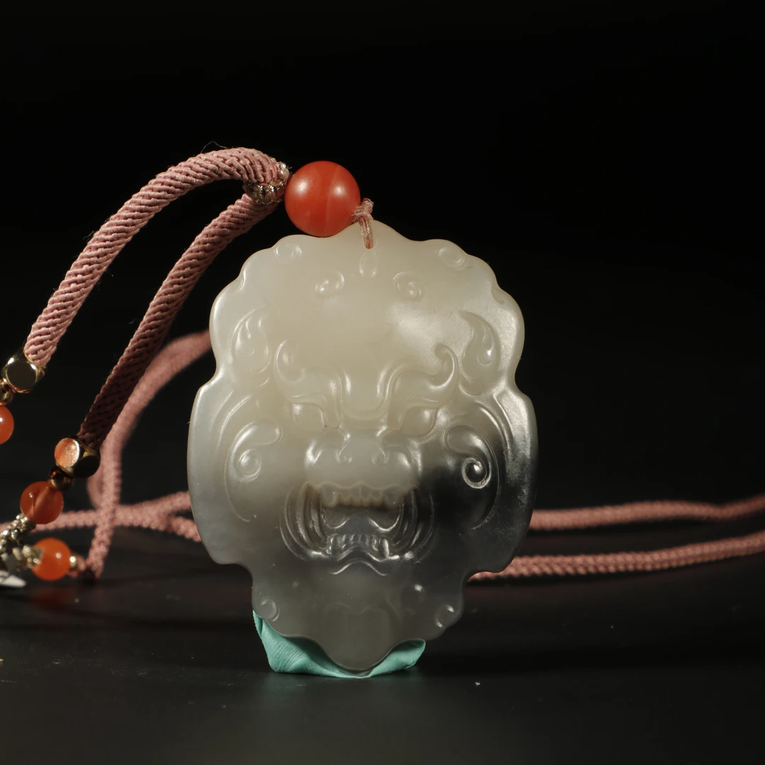 lot8827和田玉双色兽面/云南典藏