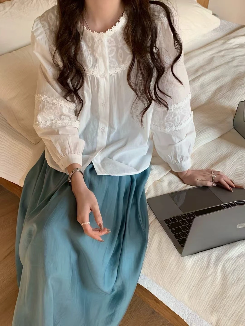 2025春季新款刺绣钩花蕾丝拼接宽松棉麻衬衫宽松洋气灯笼袖上衣女