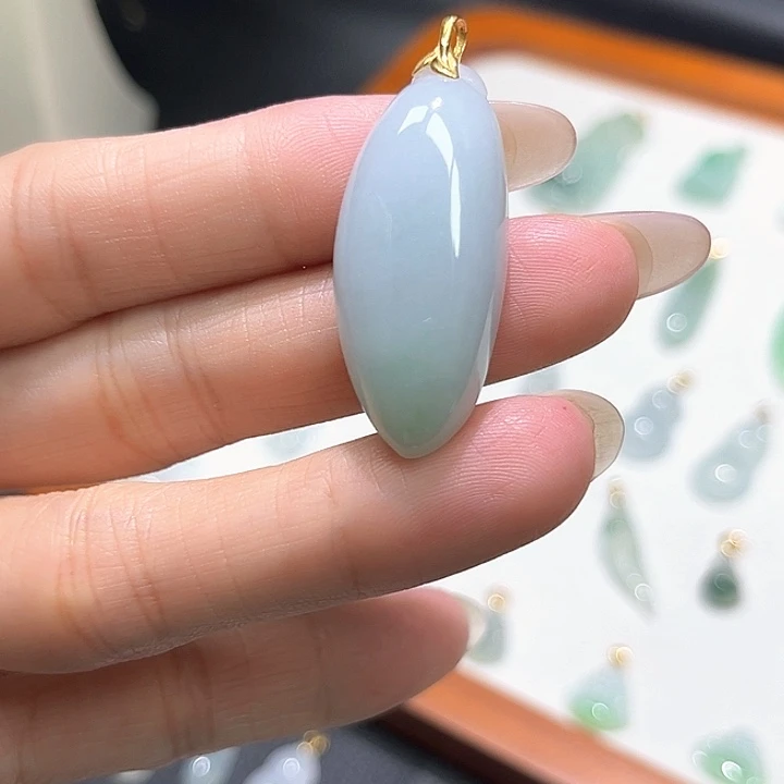 颈饰18K金镶嵌翡翠