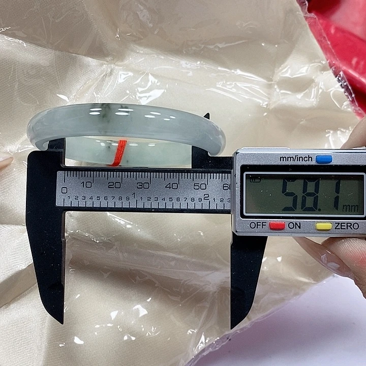 翡翠手镯未镶嵌211。