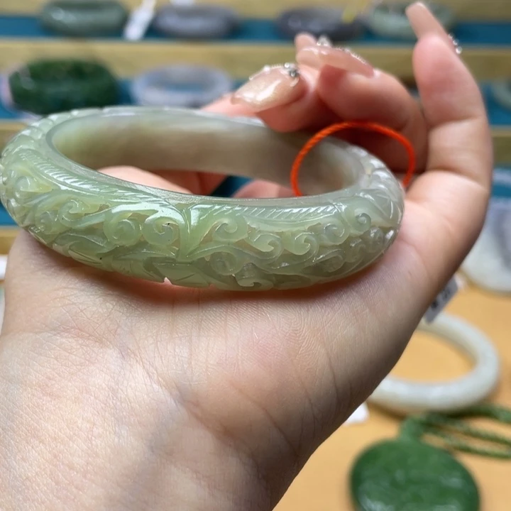 和田玉手镯58+圈口。编号33未镶嵌