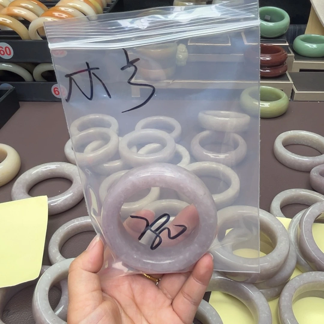 石英质玉手镯未镶嵌木*?