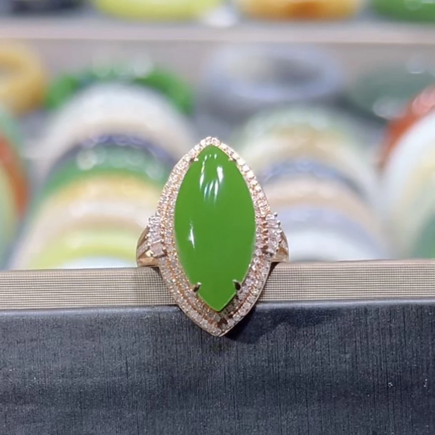 和田玉俄料碧玉高色苹果绿戒指18K金镶嵌（马眼款）