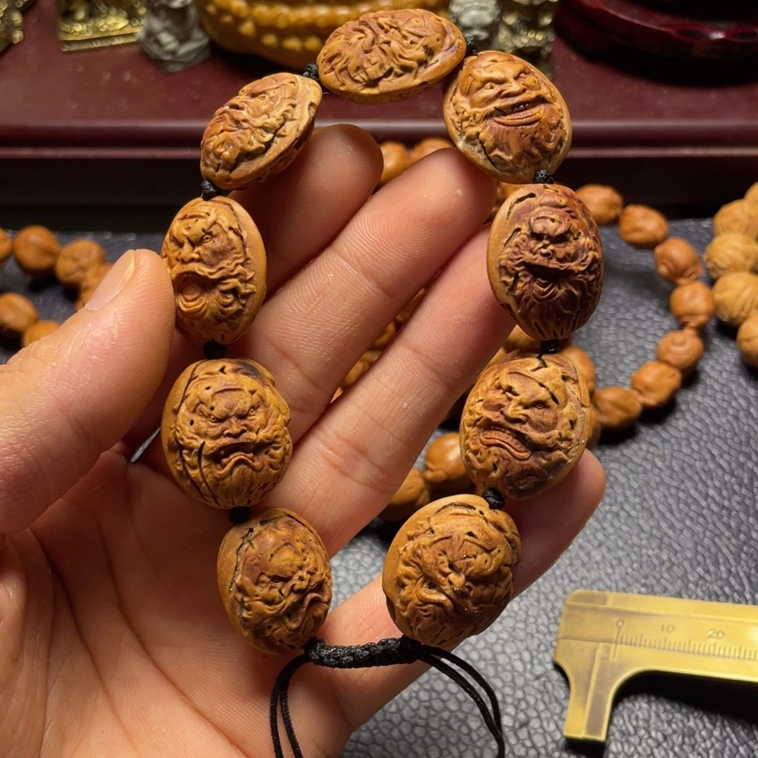 大桃核雕刻瑕疵钟馗头