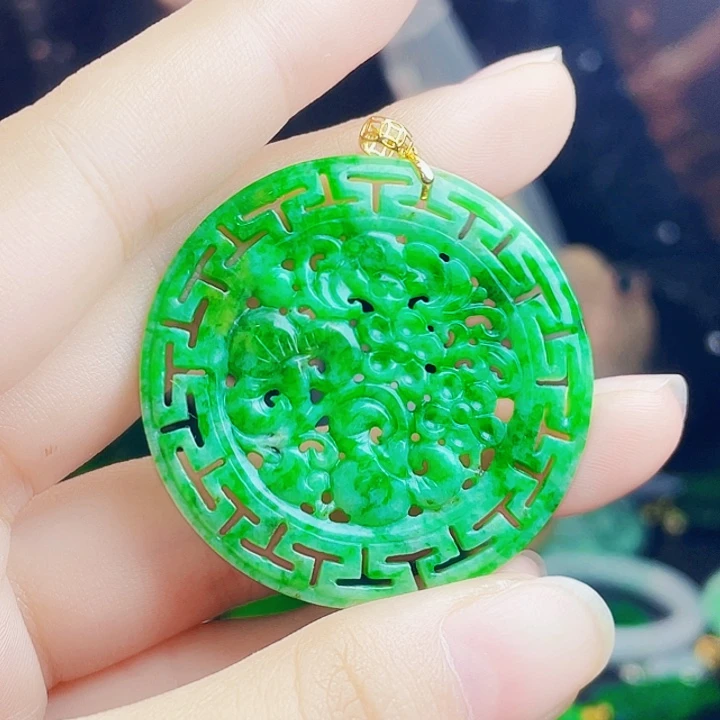 颈饰18K金镶嵌翡翠多样性