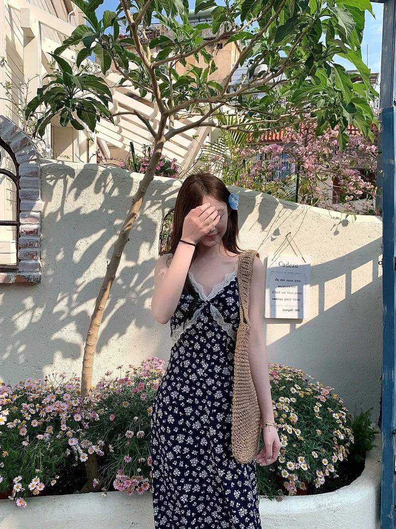 三件套蓝红碎花v领收腰无袖短款连衣裙油画旅游