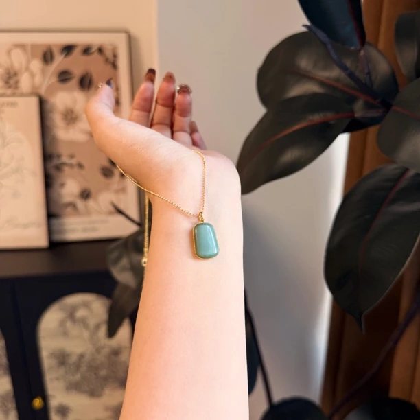 天然18K金和田玉无事牌吊坠轻奢百搭